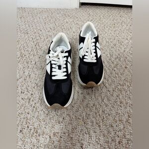 Steve Madden Kendrix Black and White women’s Sneakers size 8M